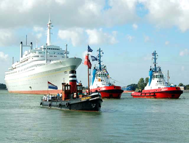 Voormalig cruiseschip ss Rotterdam van de Holland America Line aan de kade in Katendrecht in Rotterdam